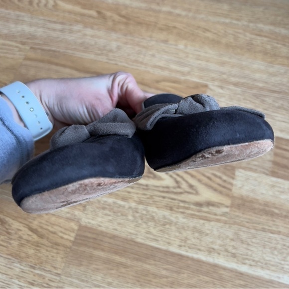 Ugg: Women's Sherpa Lined Tan and Gray Slip On Suede Bow Loafers Size 10 - Picture 6 of 12